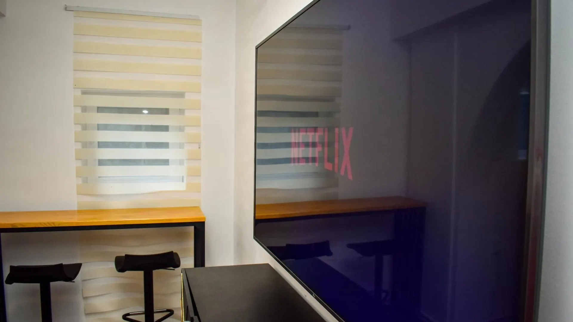 Downtown Love Studio By Chr Luxury Property contacts